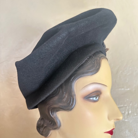 FASHIONABLE 1940s\' BLACK FELT INTRICATELY FOLDED BERET + GROSGRAIN TRIM + BROOCH main image 9